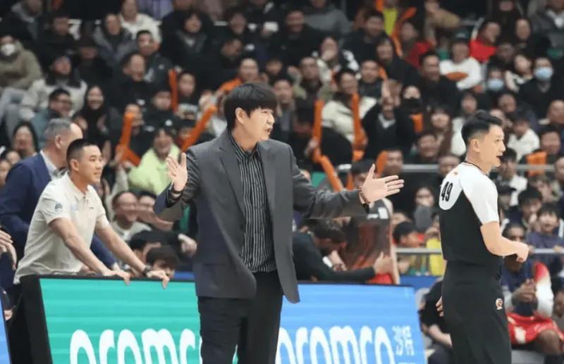 MK体育登录入口-淘汰浙江邱彪场边采访！强调国内球员敢于承担，赞陈林坚地位提升